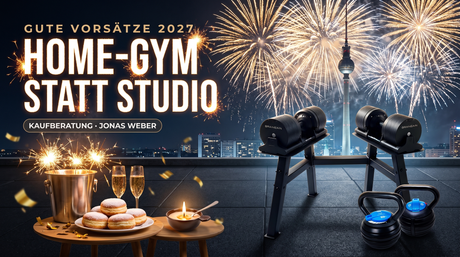 Gute Vorsätze 2027, Home-Gym statt Studio: BrainGain SmartBells Ninja auf dem Ninja Stand mit zwei Kettlebells vor Silvester-Feuerwerk über Berlin